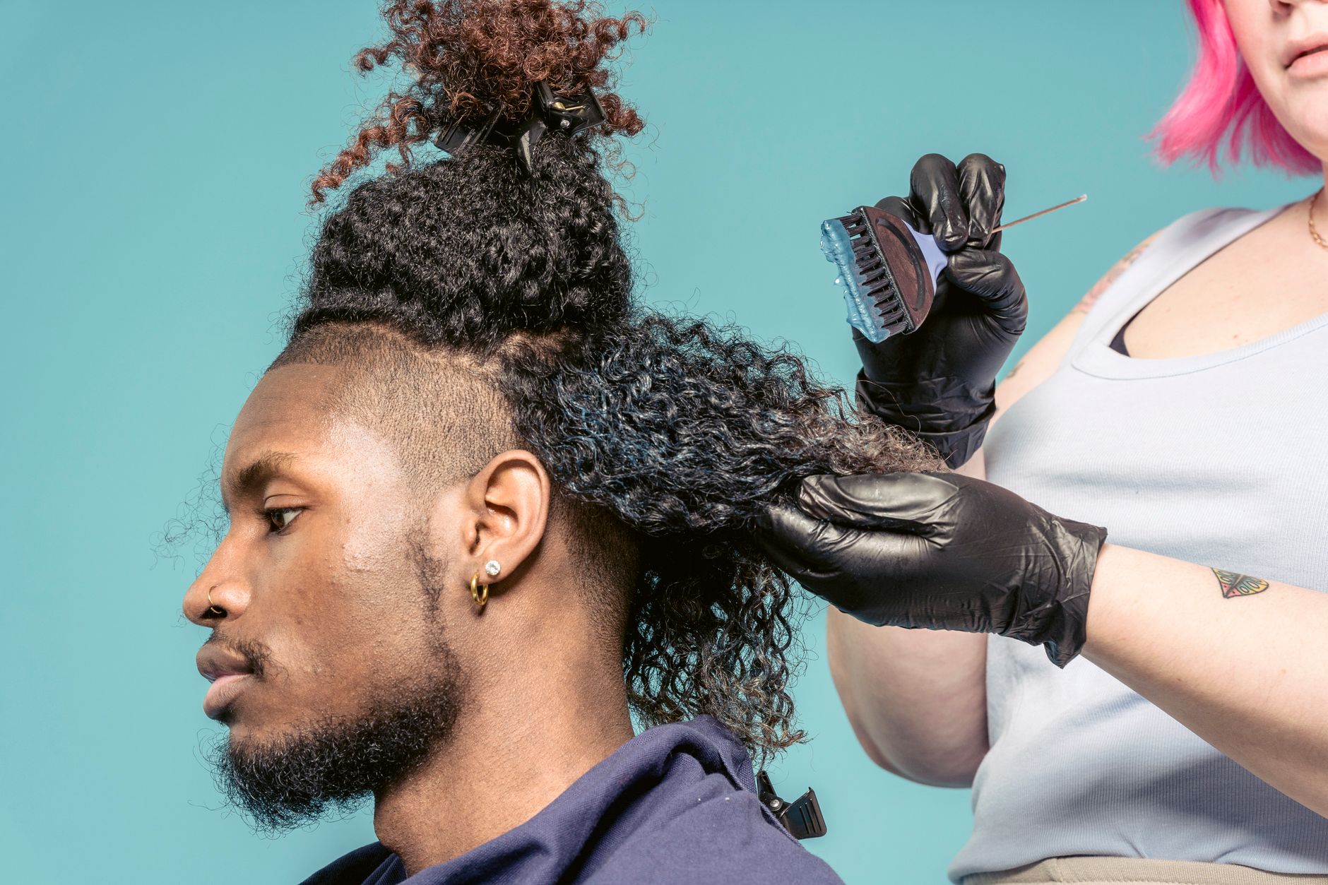 Retrato de Iván Herrera, Tijera y pelo rizado en Urban Barber